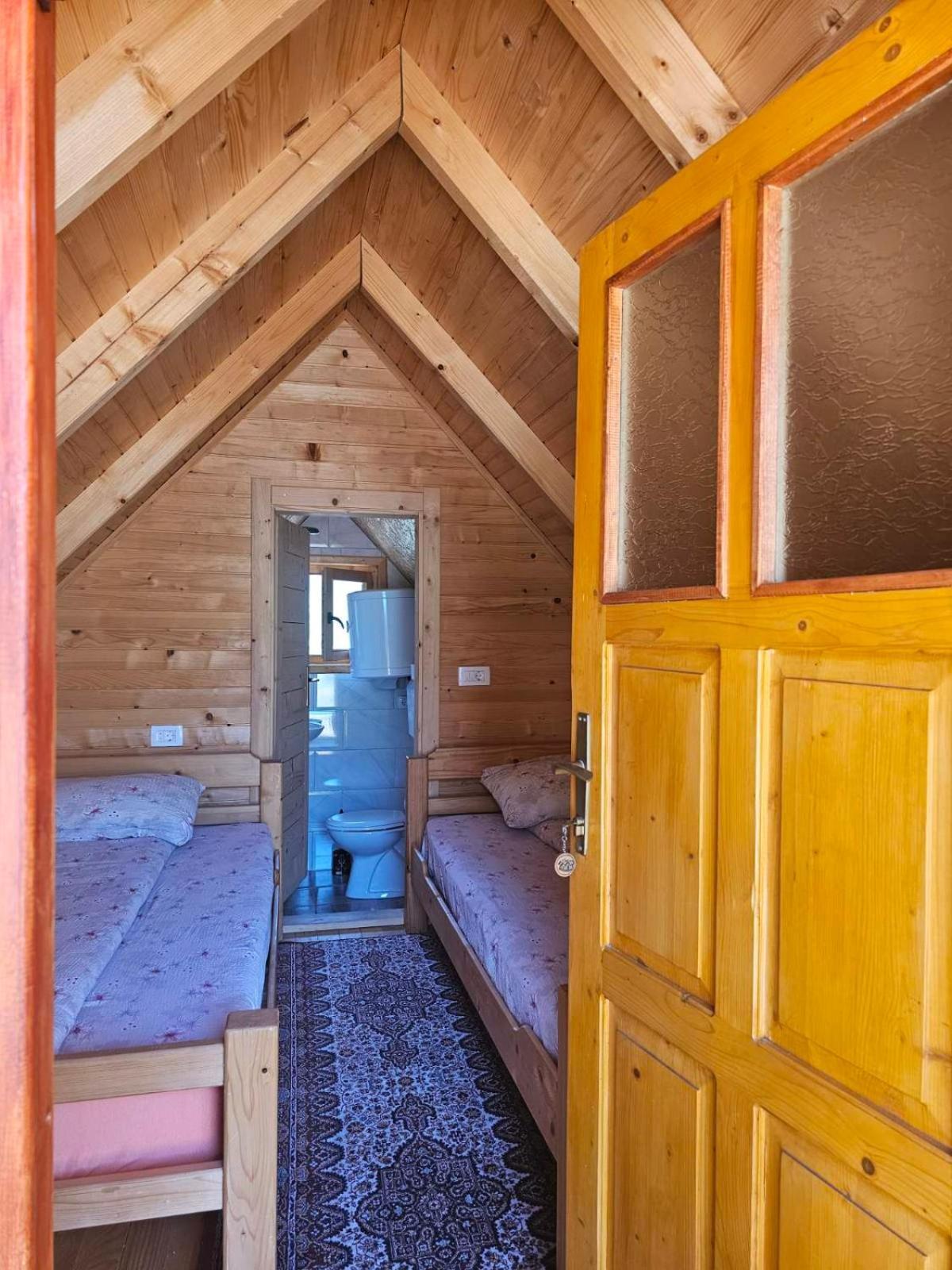 Konaci Oceva Zemlja Vikendica I Mojkovac