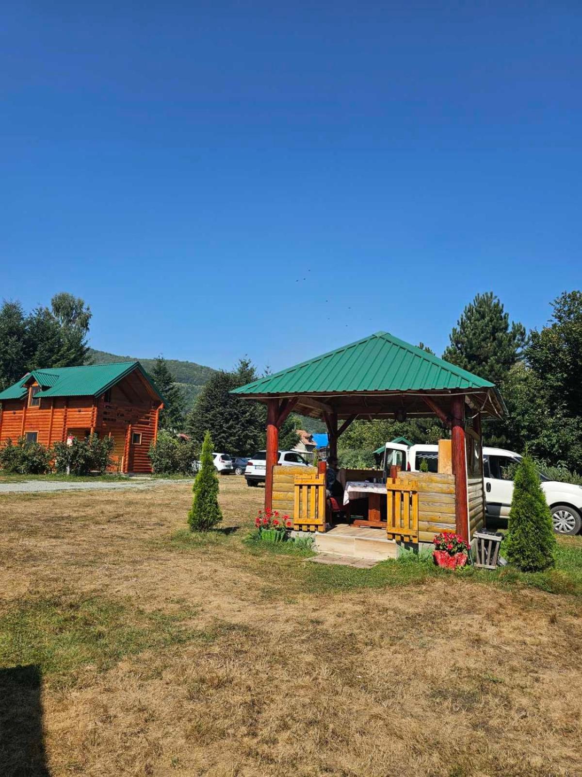 Konaci Oceva Zemlja Vikendica I * Mojkovac